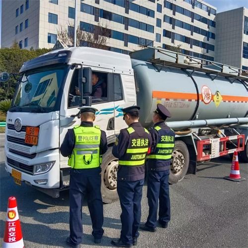 宜春市交通運輸執法支隊 守護旅客平安回家路，保障城市配送運輸服務